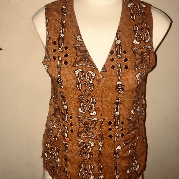 3/$10! Tribal print sleeveless top in small - Picture 1 of 6